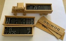 Vintage Domino Spiel, Steine in Holzboxen und kleinem Lastwagen