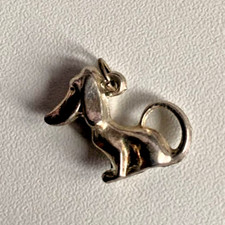 A19 – Anhänger Hund / Dackel – silberfarben – ca. 2,5 cm