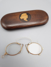 Kneifer, Zwickel, Nasenklammer Brille, sehr alt im Holz Etui