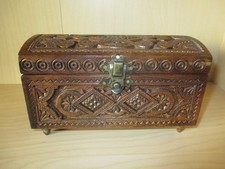 sehr schöne kleine Truhe aus