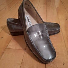 Juppen Penny Loafer College-Schuh aus Lackleder Grau | Neu | Gr. 39