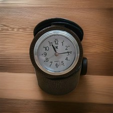 Reisewecker in braunem Kunstlederetui, Durchmesser 8 cm