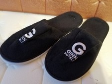 Ein Paar Saunaschuhe