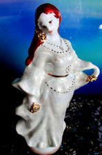 * zierliche Porzellanfigur *