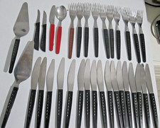 DDR Kultbesteck schwarze und rote Plaste Griffe mit Punktmuster ,35 Teile,gut