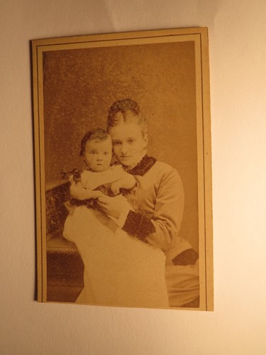Junge frau mit baby bei - mit,