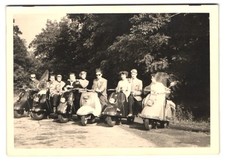 Fotografie Jugendliche Gruppe mit Motorrad Heinkel Tourist samt Windschild 