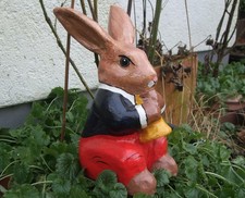 Fröhlicher Osterhase mit