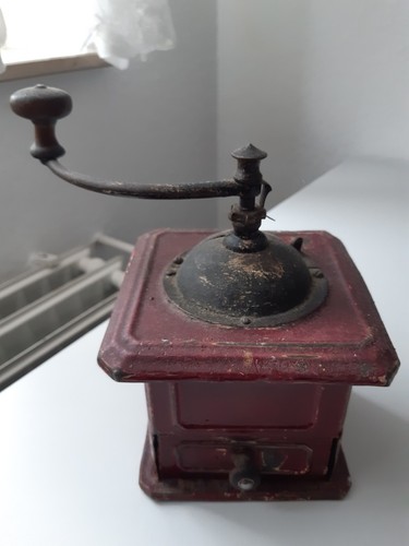 Alte kaffeemühle aus metall - alte,