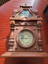 Standuhr mit Pendel aus Holz -