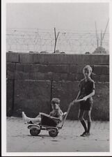 Postkarte mit "Mauerkinder" +