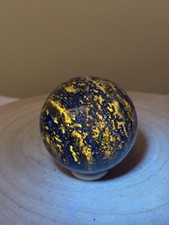 Fluoreszierende Lapislazuli Kugel –69 mm, 540 g mit Goldfarbigem Halter –