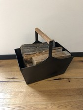 Kaminholzkorb aus Schwarzstahl mit Eichengriff -Blickfang- Made In DE