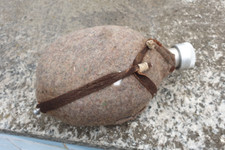 Alte Feldflasche mit Riemen der Wehrmacht?