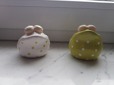 2 kleine Deko Frösche weiß und grün