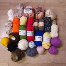 Konvolut Wollreste zum Stricken, Häkeln, Basteln, verschiedene Materialen