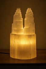 Budawi® Lampe aus Selenit Kaskade Selenit Tischlampe Selenitlampe Edelstein