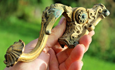 ANTIKER FENSTERGRIFF  REICH VERZIERT BRONZE oder MESSING wohl FEUERVERGOLDET