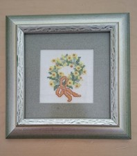 handgesticktes Bild Blütenkranz, mit Rahmen, dänische Stickerei, Fremme 