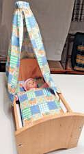 Baby-Puppe im Himmelbett
