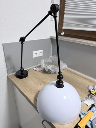 Schwarze lampe mit - schwarze, weißem