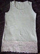 Trägershirt Gr. S in hellgrau unten mit Spitze von Bluhmod