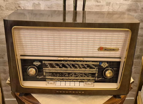 Schönes altes röhrenradio - schönes,