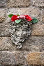 Wandrelief. Blumenfrau zum