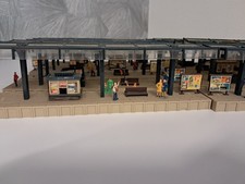 Vollmer H0 3532 Bahnsteig, gebaut, mit Beleuchtung, Figuren, Kiosken usw.