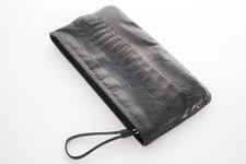 Kleine Tasche aus Straußen- und Rindsleder, Farbe Schwarz, Zipperschlaufe Horn