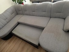 Graues Sofa mit Schlaffunktion, 3-Sitzer