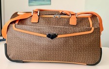 Guess Reisetasche auf Rollen – Braun/Orange