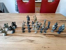 28 Schachbrettfiguren aus Zinn