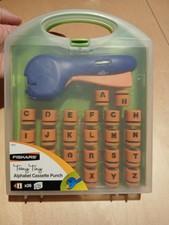 Fiskars Teeny Tiny Alphabet Cassette Punch 27 TEILE im Koffer Buchstaben Stanzer