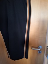 langer, enger schwarzer Rock