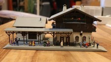 Faller H0 B-100 Bahnhof "Lengmoos" mit Figuren und Beleuchtung