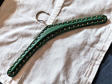 Süßer Kinder Kleiderbügel Holz mit Kunstlederbezug 35 cm grün braun