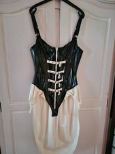 Lackcorsage mit Rock