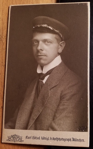 Student mit mütze - mit, kranzmütze