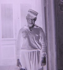 Spaßmotiv Herr mit Brille als Hotel Page um 1900   orig. historisches  Negative