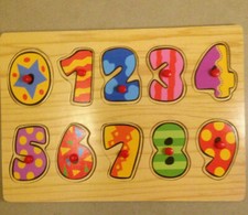 Zahlen Puzzle aus Holz -bunt von 0-9 mit Halteknöpfen an den Zahlen