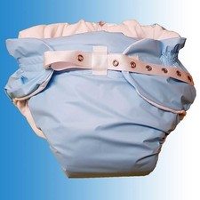 Straf-Omutsu „Rubber Control“ – PVC-Windel mit Schlossoption & Spreizkern