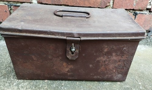 Alte metallkiste truhe - truhe, vintage