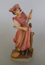 Frau mit Besen Hausfrau Holz