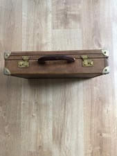 alter Aktenkoffer, Echtleder hellbraun, abschließbar, mit Messingbeschlägen