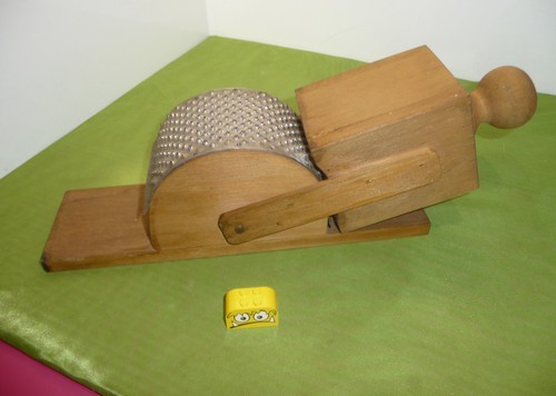 Alte holz käsereibe - alte,