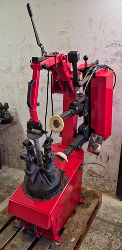 Reifenmontiermaschine
