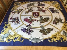 HERMES VINTAGE SEIDENTUCH.  CHEVALERIE VON CATY LATHAM.  35 x 34 ZOLL.