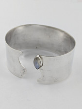 Breiter massiver Armreif 0,800 Silber Mondstein