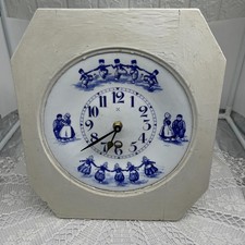 Antike Wanduhr im Delft-Stil